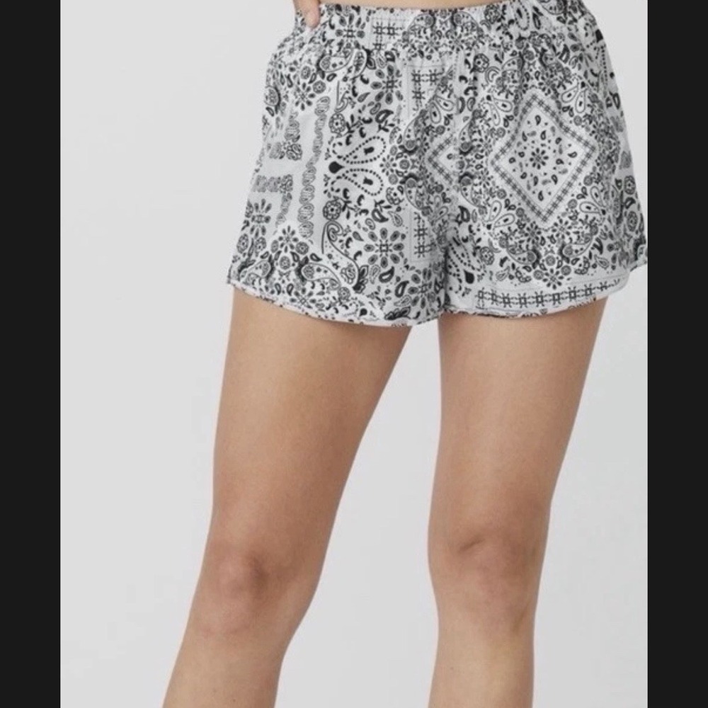 Alo Women's Bandana Stride Short Black White Sz XXS NWT